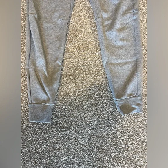 Men’s Nike Tech Gray Sweatpants Tapered Fit - Picture 6 of 6